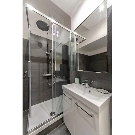 Appartamento Joivy Elegant Flat For 7, In The Heart Of